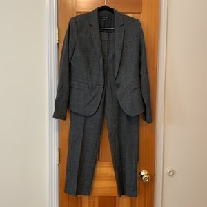 2pc Ann Taylor Grey Pant Suit (Jacket 2 Pant 4 but fits like 4 & 6)